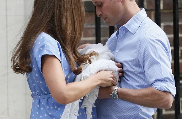 Kembridžo hercogienė Catherine ir princas Williamas su sūnumi