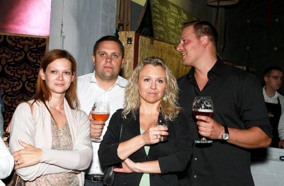 Vilius Tarasovas (dešinėje) ir Violeta Riaubiškytė-Tarasovienė (centre)