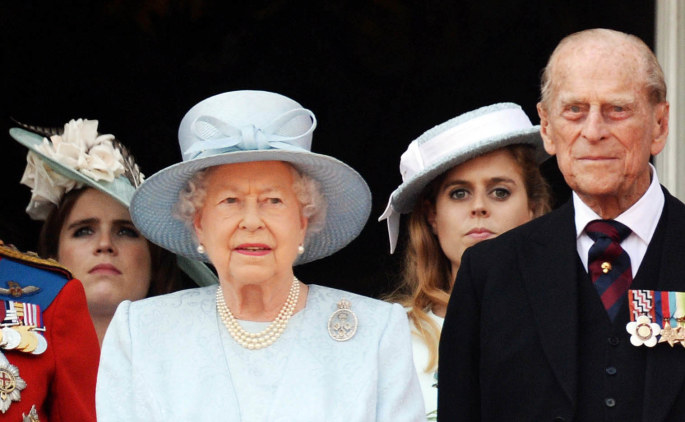Princesės Eugenie ir Beatrice su karaliene Elizabeth II ir princu Philipu / „Vida Press“ nuotr.