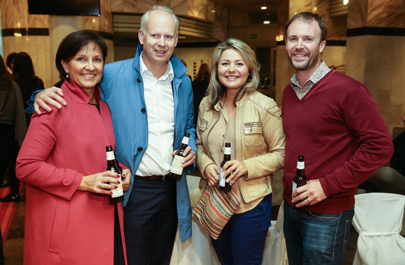 Rolandas Viršilas su žmona Aukse ir Beata Nicholson su vyru Tomu