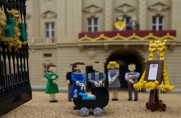 Iš „Lego“ detalių padaryti princo Williamo, Catherine ir jų kūdikio modeliai prie Bekingemo rūmų 