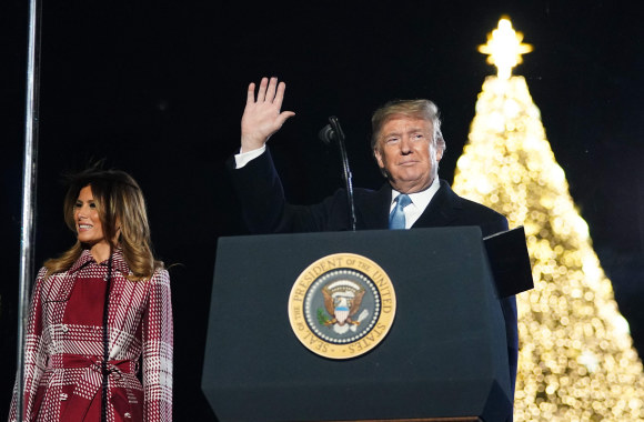JAV prezidentas D. Trumpas su žmona įžiebė pagrindinę Kalėdų eglę / „Scanpix“ nuotr.