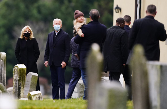 Joe Bidenas aplankė pirmosios žmonos kapą