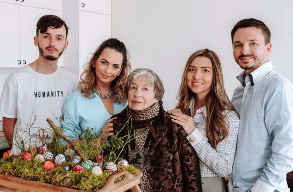 Haroldas Anusauskas, Jurga Anusauskienė su mama Beata-Marija Šmidtiene ir Mindaugas Anusauskas su sužadėtine Emile Valiukaite / Asmeninio albumo nuotr.
