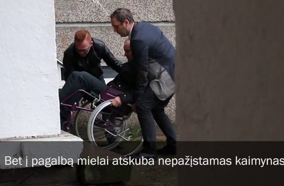 socialinis-eksperimentas-menuo-neigaliojo-vezimelyje