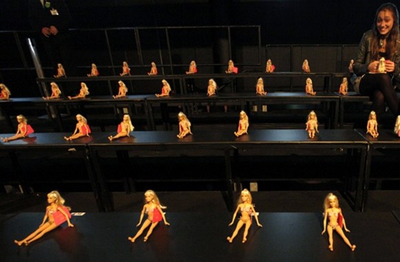 Atvykusių svečių laukė žaislinės lėlės.