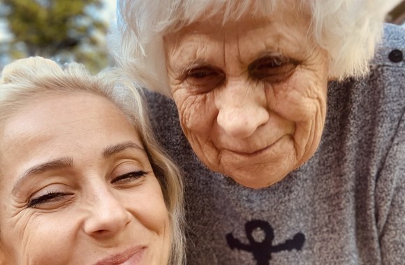 Ineta Stasiulytė su močiute Jadvyga / Asmeninio albumo nuotr.