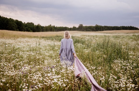 Vaida Ribinskaitė su seserimi įkūrė projektą „Balta drobulė“ / „Joana Burn Photography“ nuotr.