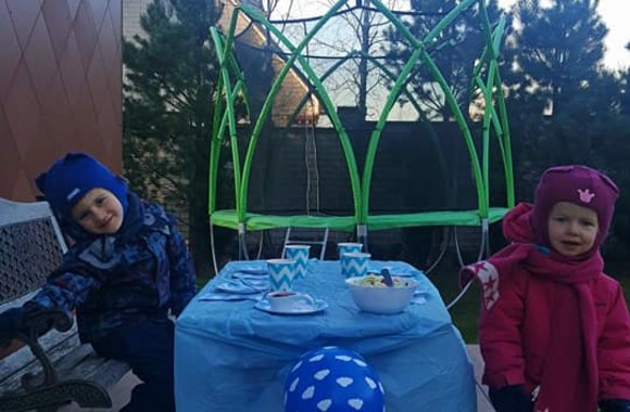 Nerijus Juška karantino metu savo šeimai surengė šventę/Asmeninio archyvo nuotr.