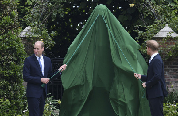 Princas Williamas ir princas Harry atidengia princesės Dianos skulptūrą
