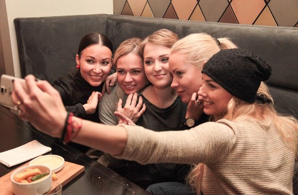 „69 danguje“ su Evelina Akelyte