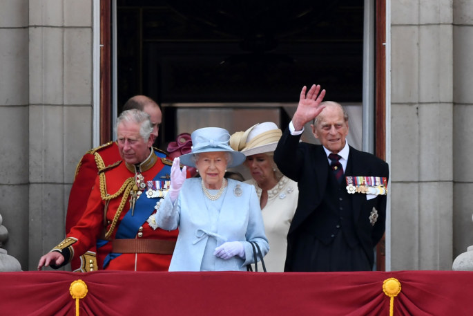 Princas Philipas, karalienė Elizabet II ir princas Charlesas/„Scanpix“ nuotr.