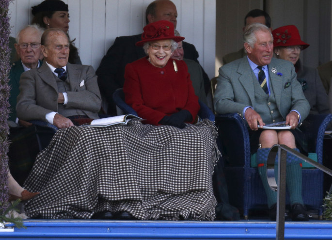 Princas Philipas, karalienė Elizabet II ir princas Charlesas/„Scanpix“ nuotr.