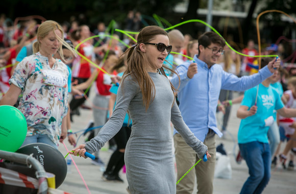 Šokinėjimo per šokdynę renginio akimirka
