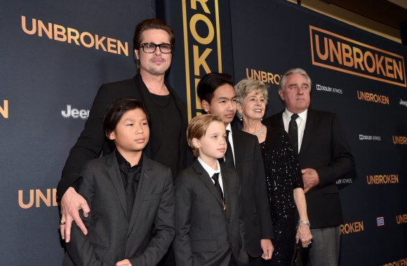 Bradas Pittas su tėvais Jane ir Williamu, įsūniais Paxu ir Maddoxu bei dukra Shiloh