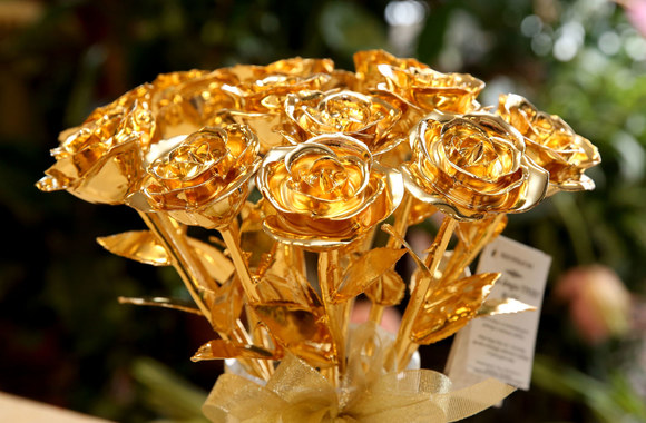 Auksu padengtų rožių puokštė