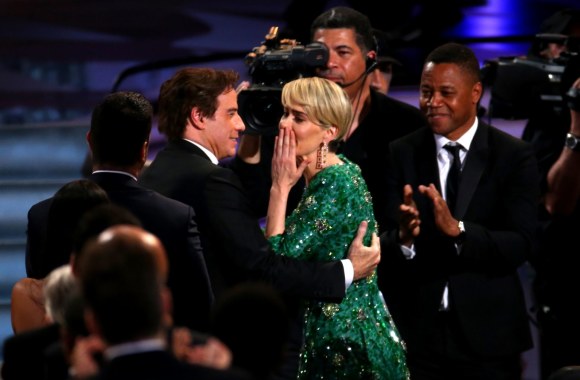 Johnas Travolta, Sarah Paulson ir Cuba Goodingas jaunesnysis