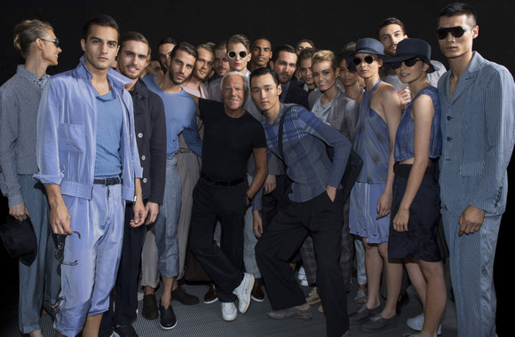 Giorgio Armani su modeliais, pristačiusiais 2016 m. pavasario-vasaros kolekciją