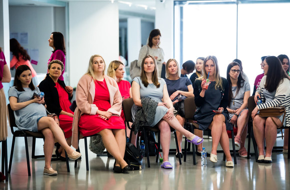 Besilaukiančių moterų fotosesija "Ateitis sveikina Lietuvą" 