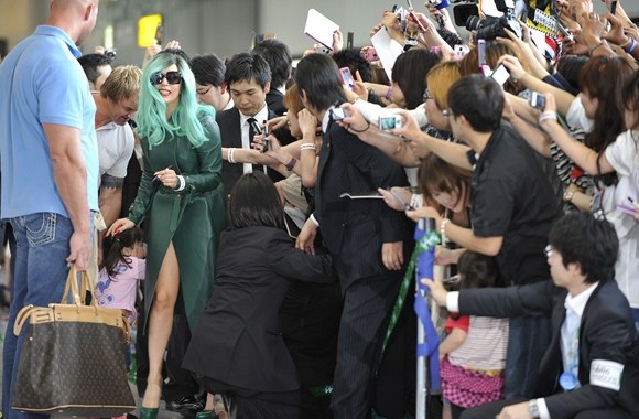 Gerbėjų burys pasitiko Lady Gaga.