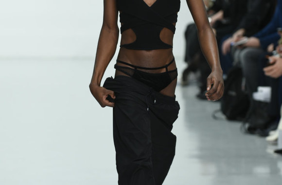 „Nasir Mazhar“ 2016 m. rudens-žiemos kolekcijos modelis