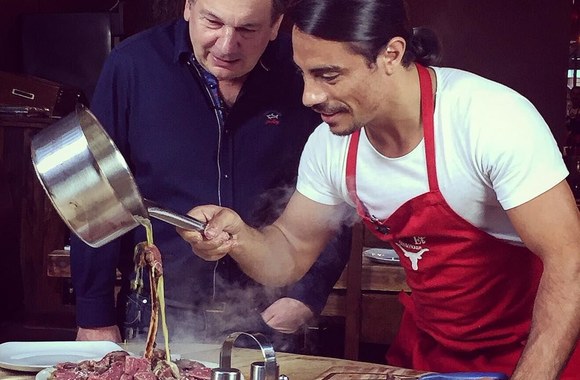 Turkų virtuvės Nusret Gökçe, pramintas Salt Bae, savo gebėjimais žavi milijonus sekėjų