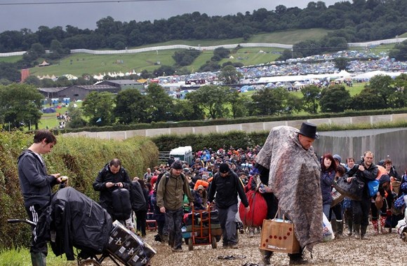 Žmonės renkasi į „Glastonbury“ festivalį.