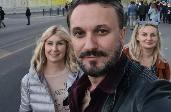 Eimutis Kvoščiauskas su seserimis Gitana ir Vaida Romoje / Asmeninio albumo nuotr.