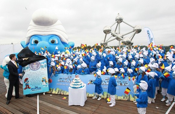 Smurfais apsirengę žmonės Briuselyje