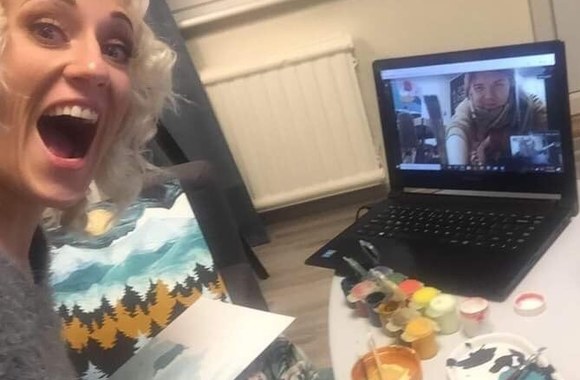 Augustė Vedrickaitė su drauge tapo „online“ / Asmeninio archyvo nuotr.