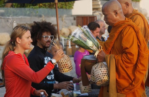 Viktorija Azarenka ir Redfoo su budistų vienuoliais
