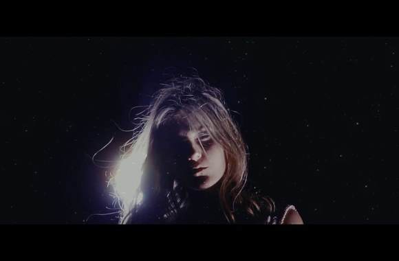 maya-keistas-sianakt-dangus-akustine-versija