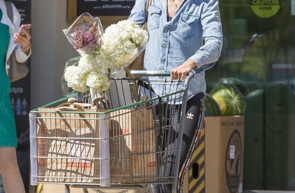 Meile besidžiaugianti Katie Holmes Los Andžele pasirodė be lašo makiažo