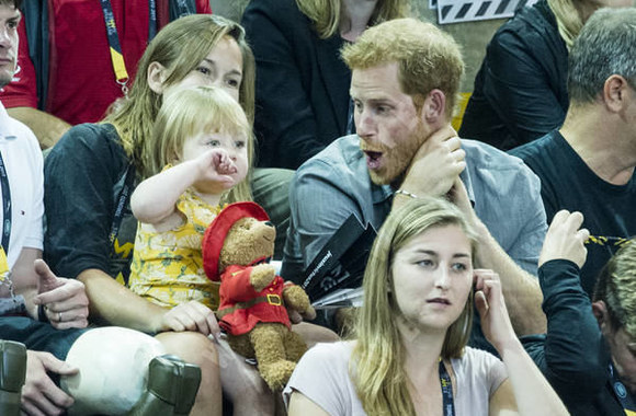 Princo Harry ir mažosios Emily kova dėl spragėsių ir geriausios grimasos titulo