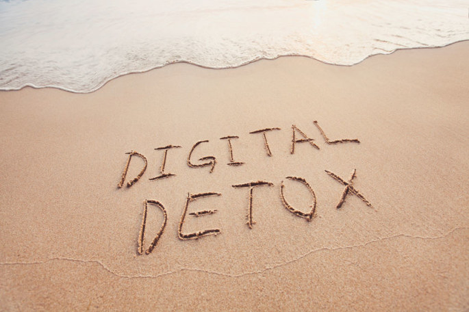 Užrašas paplūdimyje ant smėlio: „Technologinė detoksikacija“ / 123RF.com nuotr.