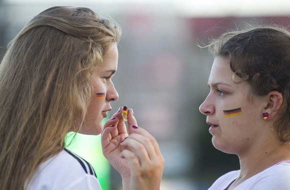 Futbolo gerbėjai stebi finalo rungtynes.