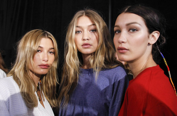 Mados savaičių užkulisiai: įdomiausios makiažo kūrimo akimirkos