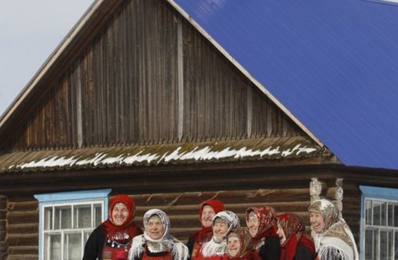 „Buranovskije babuški“ ansamblio narės pozuoja fotografams