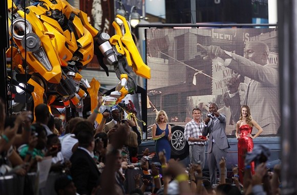 Ekrane ir ant scenos matomas Tyreseas Gibsonas