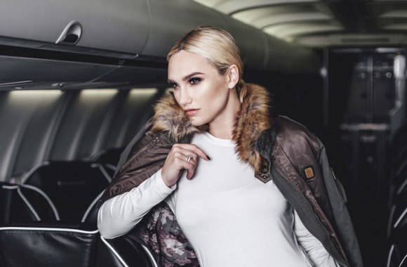 Žinomos moterys reklamavo „Aeronautica militare“ aprangą