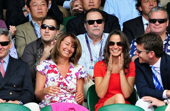 Pippa Middleton (antra iš dešinės), jos tėtis Michaelas ir mama Carole (kairėje), Alexas Loudonas (dešinėje)