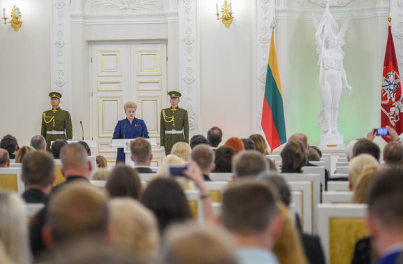 Prezidentė Dalia Grybauskaitė už nuopelnus Lietuvai ir už Lietuvos vardo garsinimą pasaulyje apdovanojo mūsų šalies ir užsienio valstybių piliečius