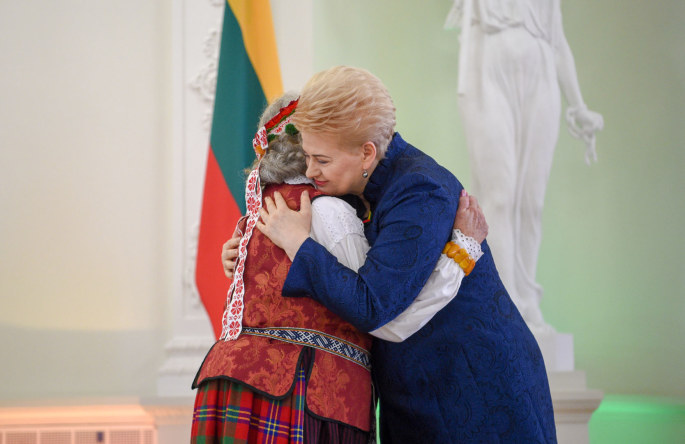 Prezidentė Dalia Grybauskaitė už nuopelnus Lietuvai ir už Lietuvos vardo garsinimą pasaulyje apdovanojo mūsų šalies ir užsienio valstybių piliečius / Roberto Dačkaus (Lietuvos Respublikos Prezidento kanceliarijos) nuotr.