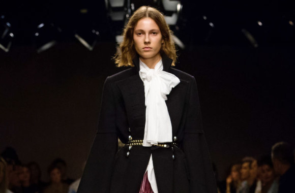 „Burberry“ 2016 m. rugsėjo kolekcijos modelis