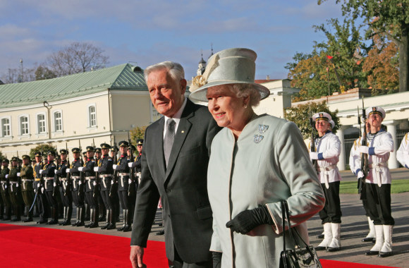 Valdas Adamkus ir karalienė Elizabeth II Vilniuje 2006 m. / „Fotobanko“ nuotr.