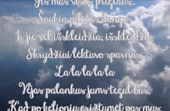 sniege-saukia-pilotus-dangus-versija-su-zodziais