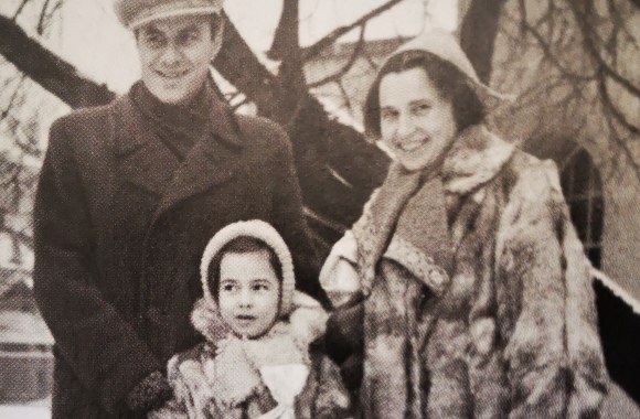 „Aš ir mama vilkime tėčio dovanas – triušių kailinius. Mūsų trijulę kažkas įamžino prie teatro, kuris anuomet buvo vadinamas Kauno valstybiniu muzikiniu dramos teatru. Jame tėvai įsidarbino grįžę į Lietuvą po mokslų Teatro meno institute Maskvoje. Tėtis pasodindavo mane ložėje – iš ten žiūrėdavau operas ir operetes. Viskas, kas vyko, kėlė man didžiulį jaudulį: štai orkestrantai derina instrumentus, tuoj pakils uždanga... Ir prasidės stebuklas.“ (6 m.)