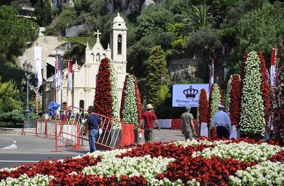 Dekoracijos priešais Saint Devotos bažnyčią