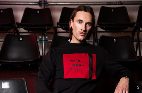 „Mados infekcijos“ dizainerės Ugnės Martinaitytės ir kultūrinio judėjimo „Kalba plytos“ bendros kūrybos džemperiais