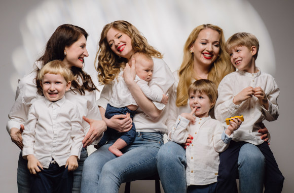 Grupės „The Ditties“ atlikėjos su vaikais / Ryčio Šeškaičio nuotr.